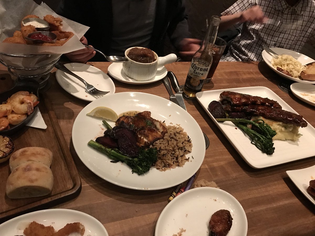 _k_o_o_k_s_'s tweet photo. Wednesdate with my ATeam! Boys are allergic taking pictures of themselves. But as for me and Yahni, we love to strike a smile-together. ♥️#lateposted #dinnerdate #ATeam #qualitytime #foodbonding https://t.co/1J4JRF0ODW