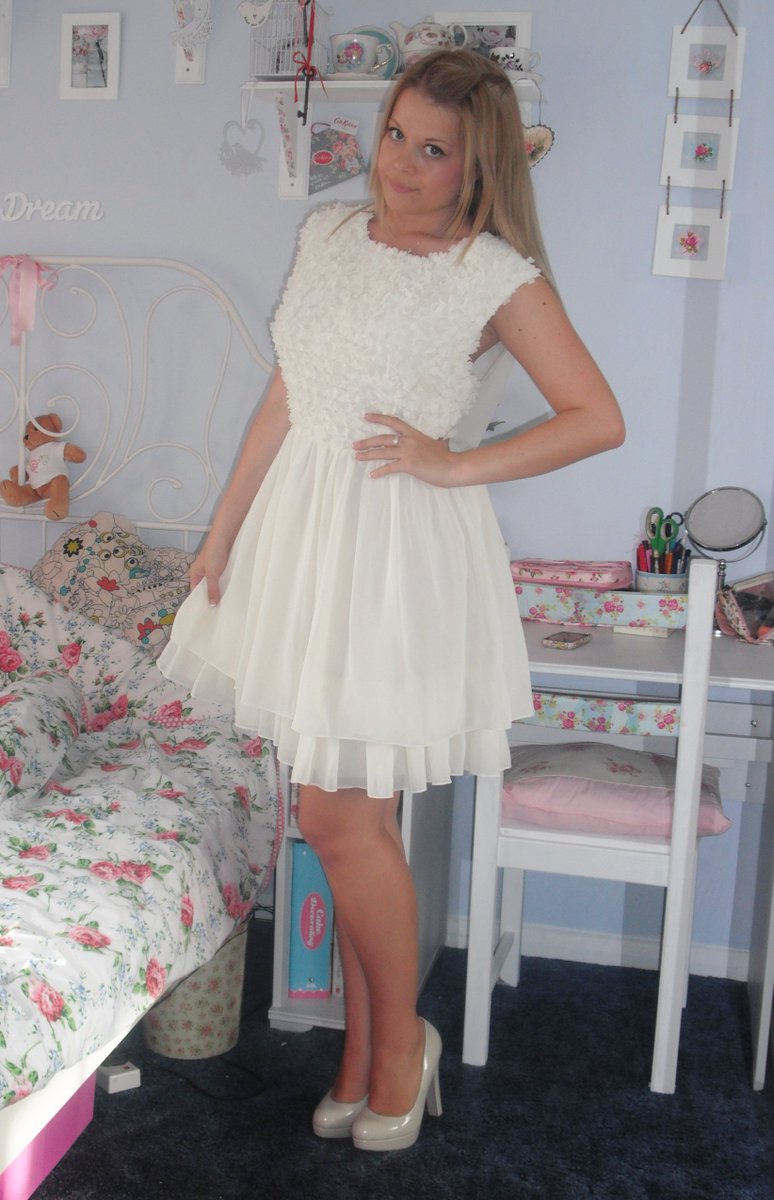 victoriajane6's tweet photo. Loving @LydiaEmillen's throwback pics! I've just had a browse through my old OOTD's from 2011.
Major cringe!! Although I'd love to be that skinny again 😂😂
P.S. I definitely still do that pose! #MyStyleEvolution https://t.co/GGsXsNrpEM