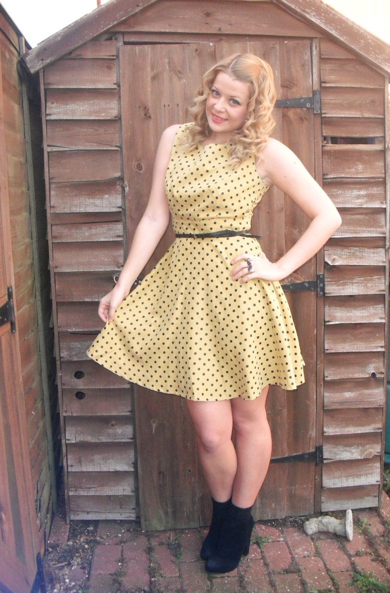 victoriajane6's tweet photo. Loving @LydiaEmillen's throwback pics! I've just had a browse through my old OOTD's from 2011.
Major cringe!! Although I'd love to be that skinny again 😂😂
P.S. I definitely still do that pose! #MyStyleEvolution https://t.co/GGsXsNrpEM