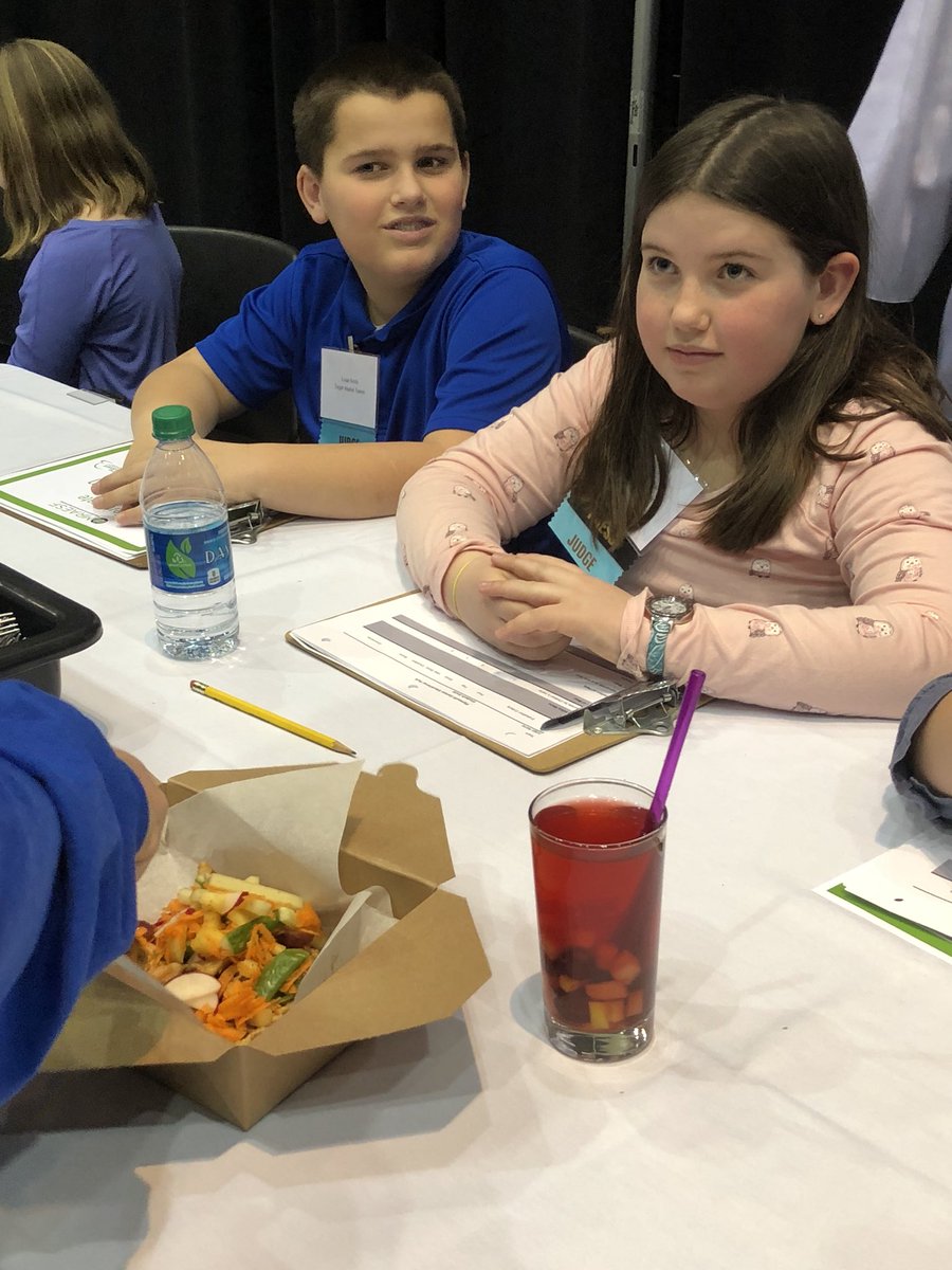 TheOfficialMHF's tweet image. Students created a healthy kids dish and drink during our Nutrition Competition. Who better than kids themselves to be the judges! 

#mps2018 #miprostart2018 #michiganprostart #madeinprostart