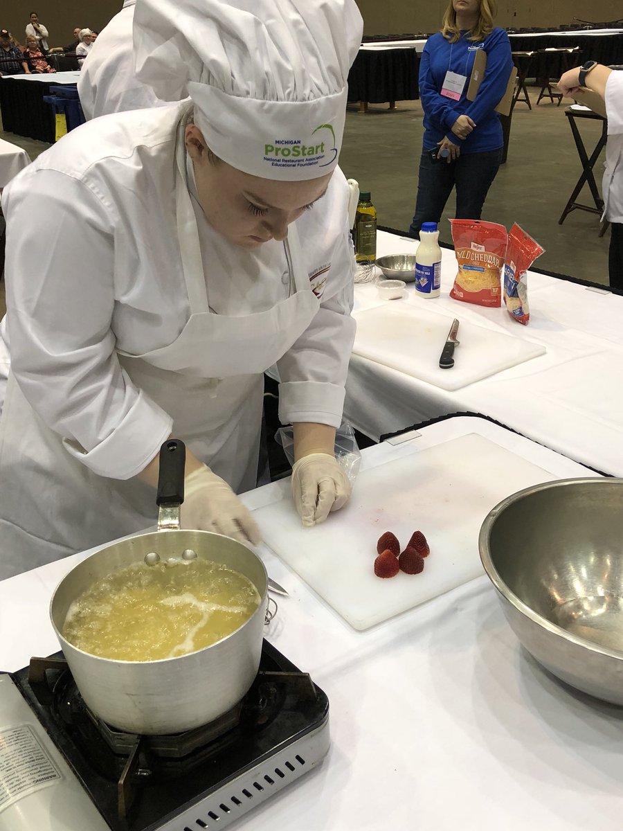 TheOfficialMHF's tweet image. Students created a healthy kids dish and drink during our Nutrition Competition. Who better than kids themselves to be the judges! 

#mps2018 #miprostart2018 #michiganprostart #madeinprostart