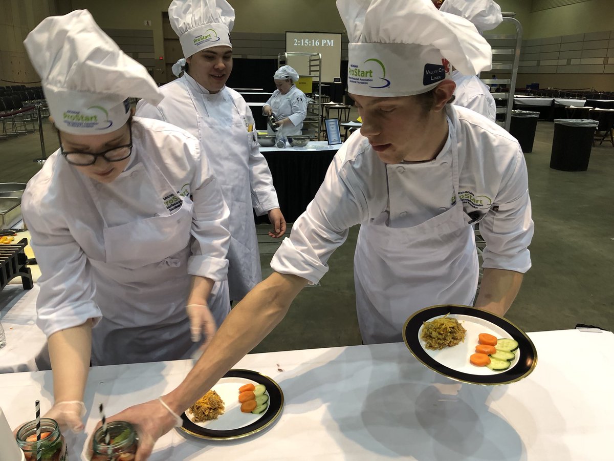 TheOfficialMHF's tweet image. Students created a healthy kids dish and drink during our Nutrition Competition. Who better than kids themselves to be the judges! 

#mps2018 #miprostart2018 #michiganprostart #madeinprostart