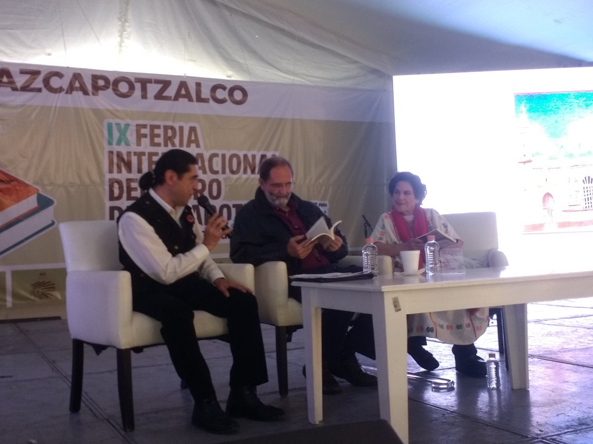 AzcapotzalcoMx's tweet photo. La historia viva de la delegación se encuentra en los libros: "Junto al agua" de San Lucas Atenco y "En la orilla de la ceniza" de San Salvador Nextengo, obras de la cronista María Elena Solórzano. ¡Se regalan ejemplares! #FILAzcapo18 #AzcapotzalcoEnComunidad https://t.co/8JAD0Y8gR9