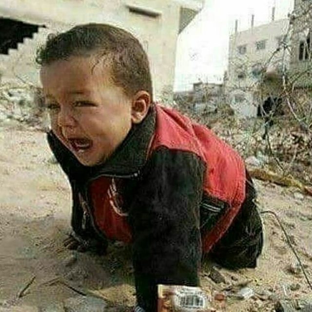 jwanro_r's tweet photo. اسلحه ها را زمین بگذارید 
اینجا کودکی میخواهد بخوابد
#BreakSilenceOnAfrin https://t.co/UfsRDTgqZK