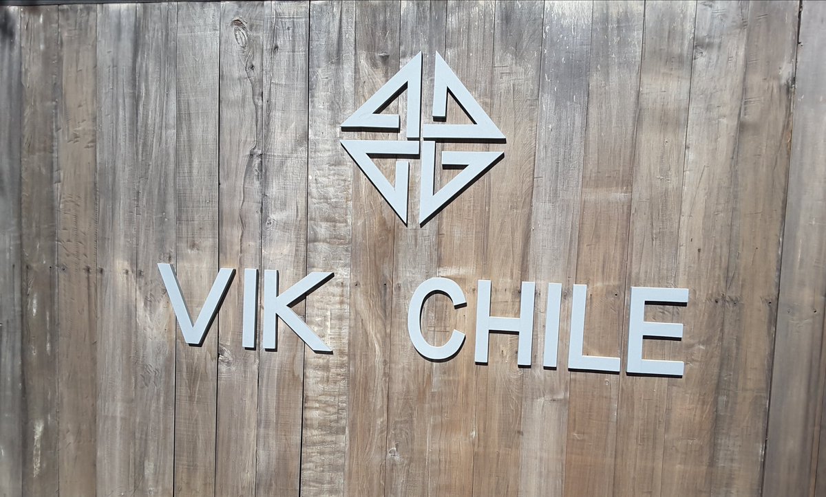 110RTM's tweet photo. Food heroes - Lunch at Vina Vik Chile - seabass with 3 bowls of vegetable combinations and then carrot cake with pumpkin ice cream with Vik wine. 28° @SchoolHouseInn @Rick_Stein I have to do this all again at 2030hrs! They like eating late here. https://t.co/kGRfSV9UOB