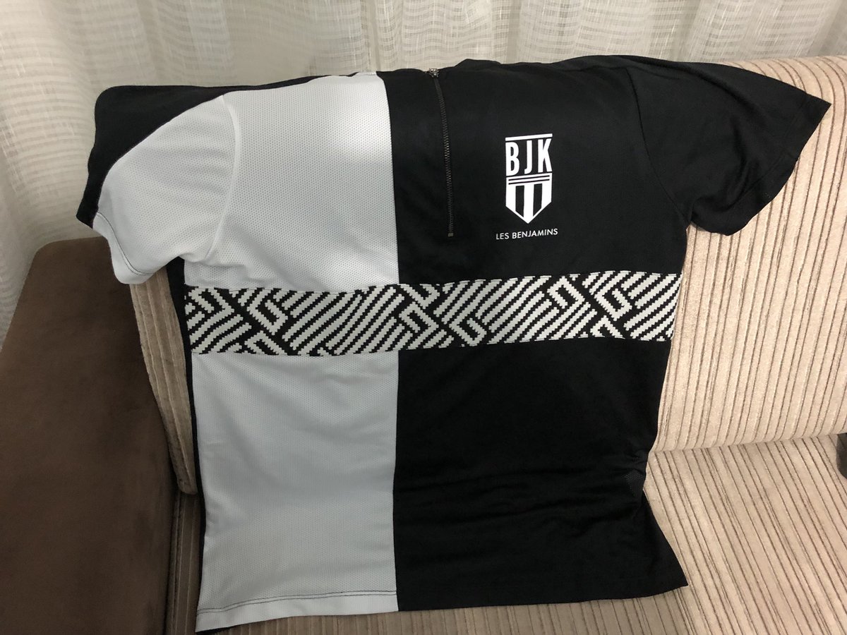 Madem bugün üzüldük bi kardeşimi mutlu edelim.

BENİ TAKİP EDİP BU TWİTİ RT YAPAN bi kardeşime Les Benjaminsin Beşiktaş için tasarladığı bu tshirti hediye edeceğim.
