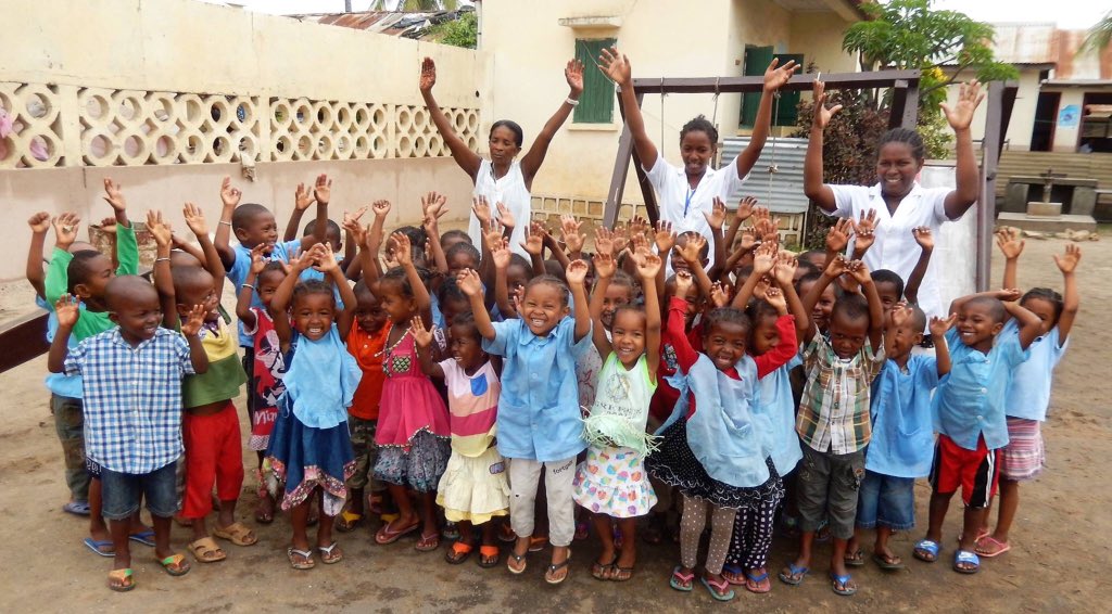 orkydea's tweet photo. Voilà
La mia quindicesima area giochi per i bimbi poveri
Alla EPP Fanantenana di Mahajanga 

#oredigioco #oredorate #oreafricane https://t.co/1X3FNfeEje
