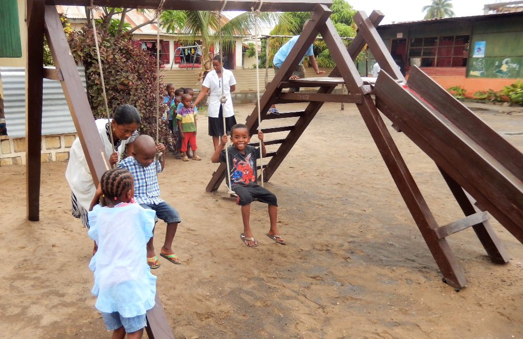 orkydea's tweet photo. Voilà
La mia quindicesima area giochi per i bimbi poveri
Alla EPP Fanantenana di Mahajanga 

#oredigioco #oredorate #oreafricane https://t.co/oSk0qLTJLu