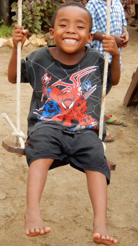 orkydea's tweet photo. Voilà
La mia quindicesima area giochi per i bimbi poveri
Alla EPP Fanantenana di Mahajanga 

#oredigioco #oredorate #oreafricane https://t.co/oSk0qLTJLu