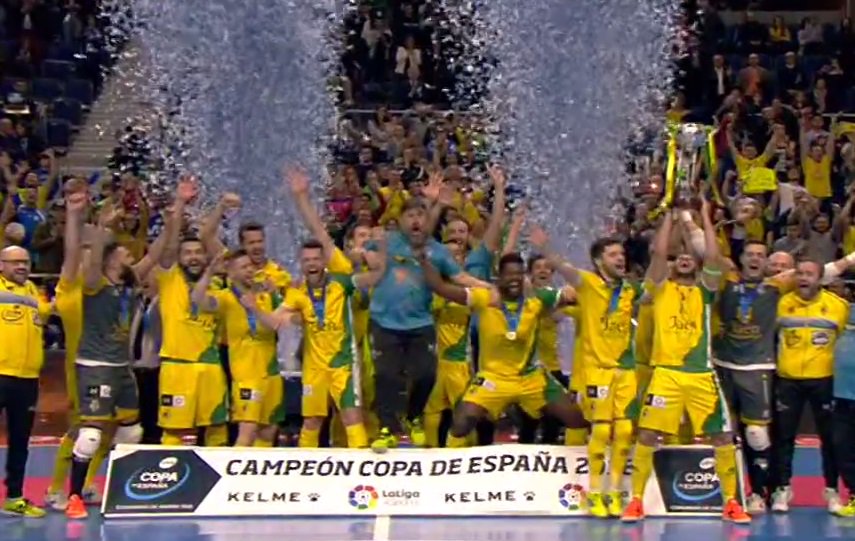 elchiringuitotv's tweet photo. 🏆El @JaenFS CELEBRA la CONSECUCIÓN de la #CopaLNFS sobre la pista. https://t.co/D24nEftEQy