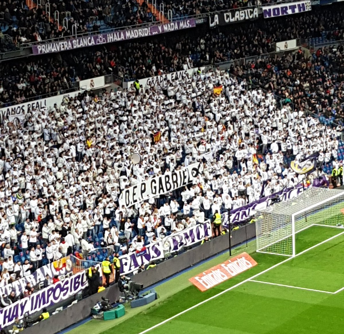 Pancarta en el Santiago Bernabéu #DEPgabriel
