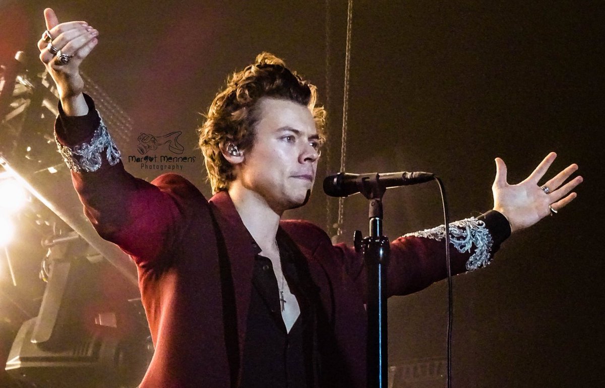 __Star_Fan__'s tweet photo. Голосуем!
Делаем рт, они БЕСПЛАТНЫЕ! 
😂
#FavBreakoutArtistHarryStyles 
#KCA https://t.co/dV4UUcbKR6