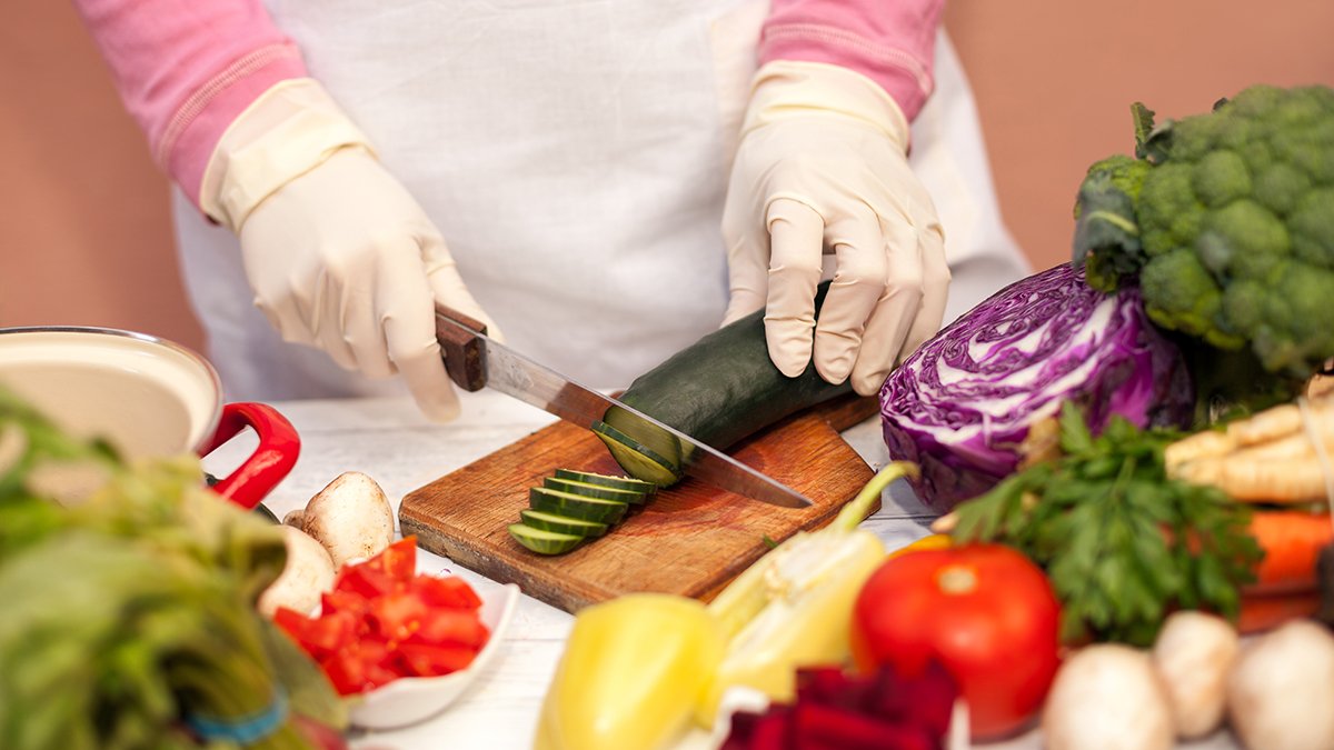 nycHealthy's tweet photo. #WatchTheSalt in your diet by eating plenty of vegetables, fruits, whole grains and healthy fats like plant oils or fish. Red meat, processed foods and sugary drinks should be limited: https://t.co/pEyaOKiEK6 #WorldSaltAwarenessWeek https://t.co/Ser8SOADWE