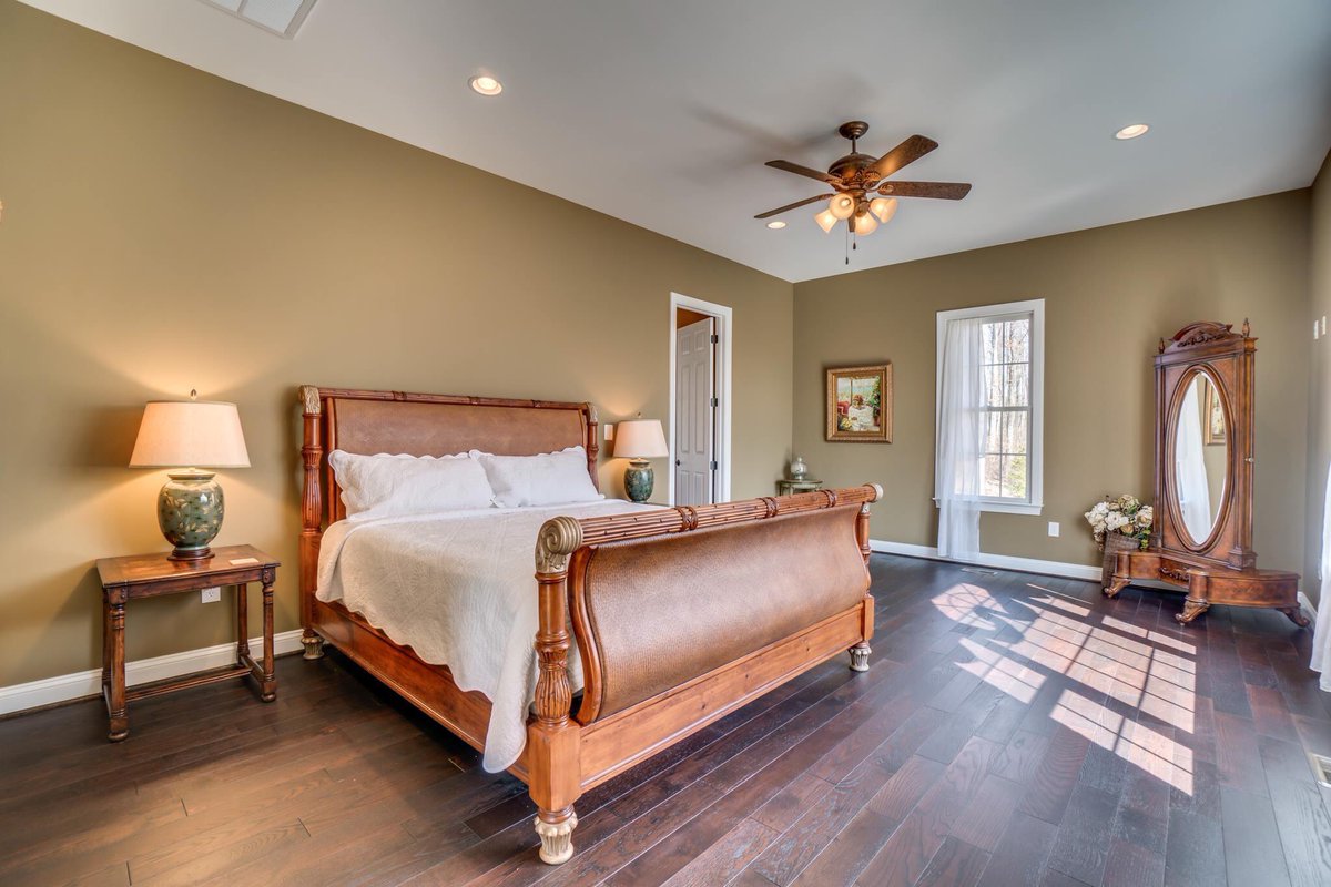 TurkeyRunCville's tweet photo. BRAND NEW floors and some fresh paint in this master bedroom. See more photos from the Blenheim Farm update on our facebook page! #Cville #ForSale https://t.co/6m0X0IRwJp