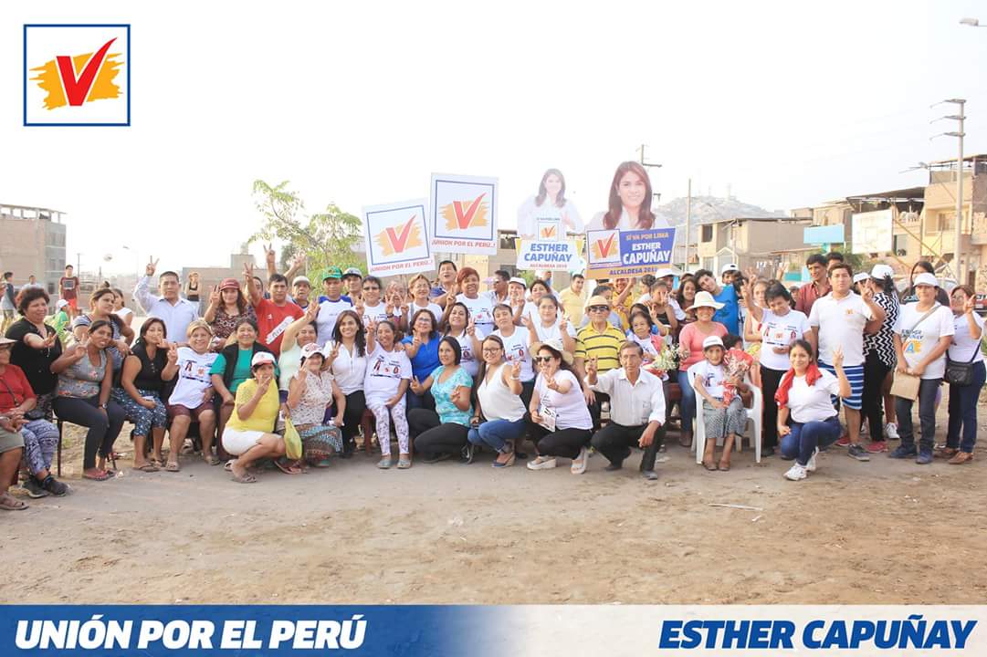 EstherCapunay's tweet photo. Compartiendo con nuestros vecinos de Villa El Salvador y recogiendo sus necesidades, siempre es importante escucharlos para conocer de cerca la problemática de su localidad. #UniónPorElPerú #EstherCapuñay #LimaVa https://t.co/H6oFrYpExe