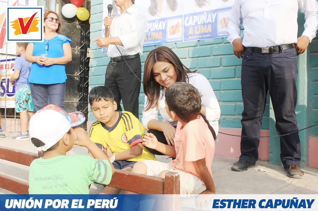 EstherCapunay's tweet photo. Compartiendo con nuestros vecinos de Villa El Salvador y recogiendo sus necesidades, siempre es importante escucharlos para conocer de cerca la problemática de su localidad. #UniónPorElPerú #EstherCapuñay #LimaVa https://t.co/H6oFrYpExe
