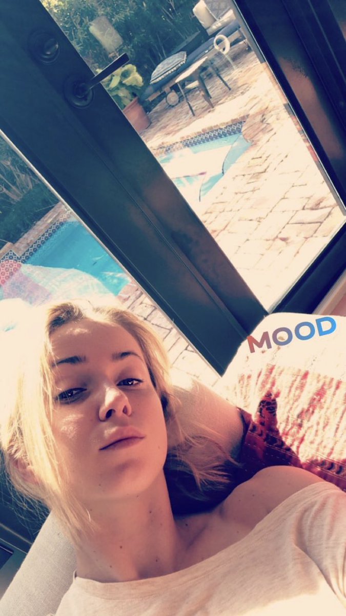 ELSVITOLINAFANS's tweet photo. what are you thinking about elina?? 🤔 next title? https://t.co/uMh05k7vOY