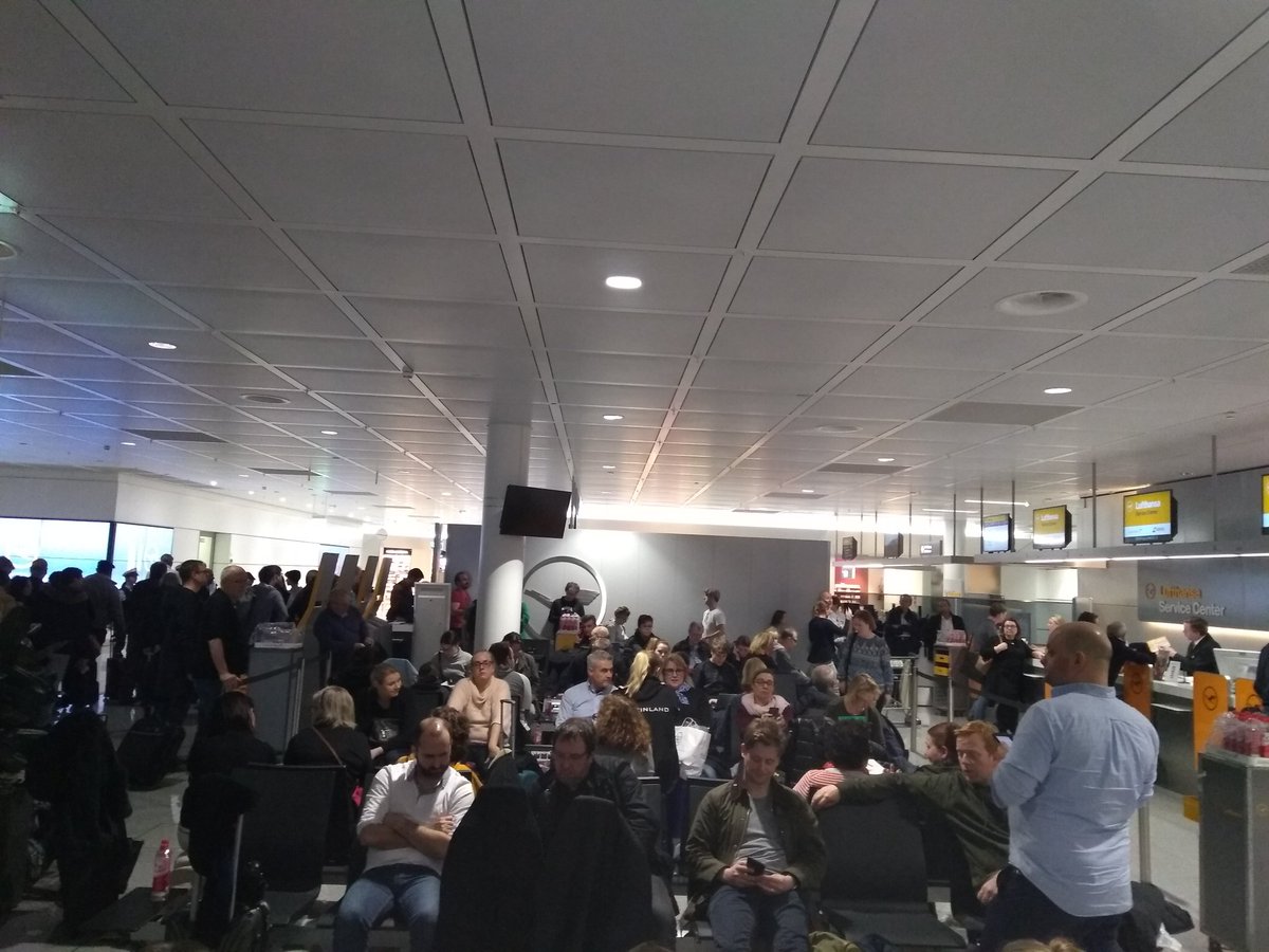 fdezsanti's tweet photo. Caos en el aeropuerto de #Munich  Nos han cancelado un vuelo y estamos esperando una solución por parte de @Lufthansa_DE , @LufthansaLatina desde las 14:00. A qué hora saldremos de aquí? https://t.co/2rWQO0G4j7