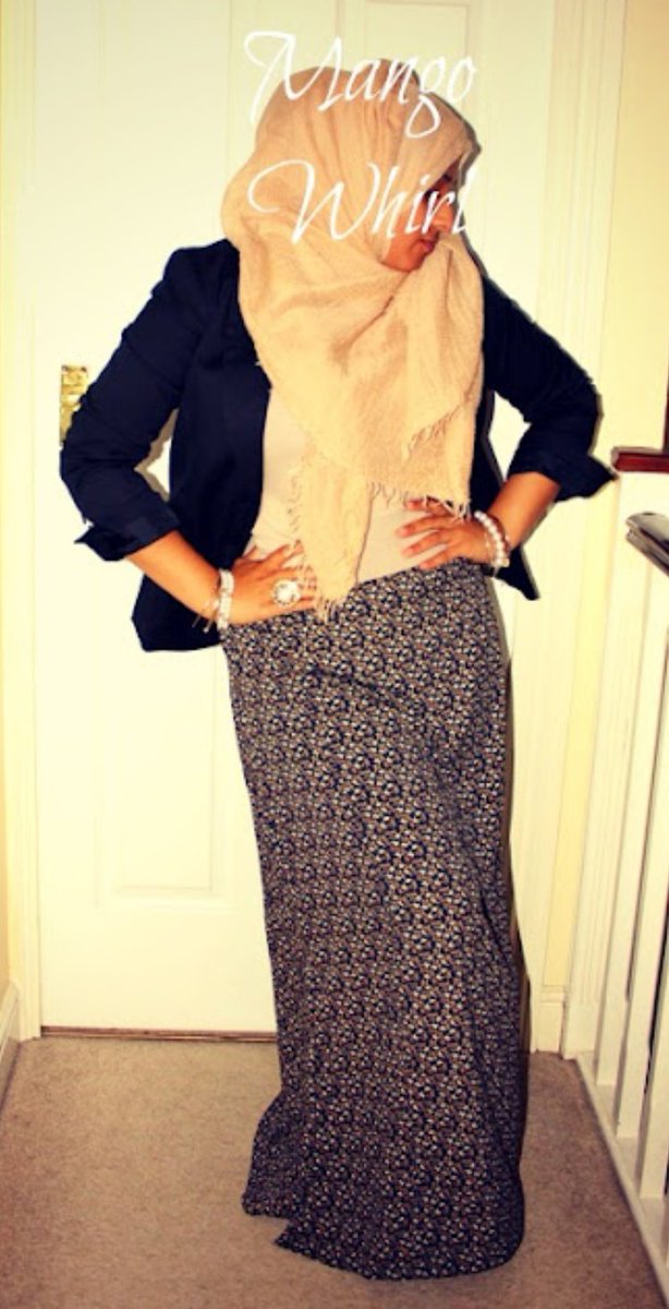 NillyDahlia's tweet photo. @LydiaEmillen @HannahLVJones Mine are literally embarrassing!!! I had just started wearing the hijab and was still trying to find a style! Majority my photos were taken on a self-timer on my driveway or in front of my bedroom door 😂
#MyStyleEvolution https://t.co/wpHfTuSa23