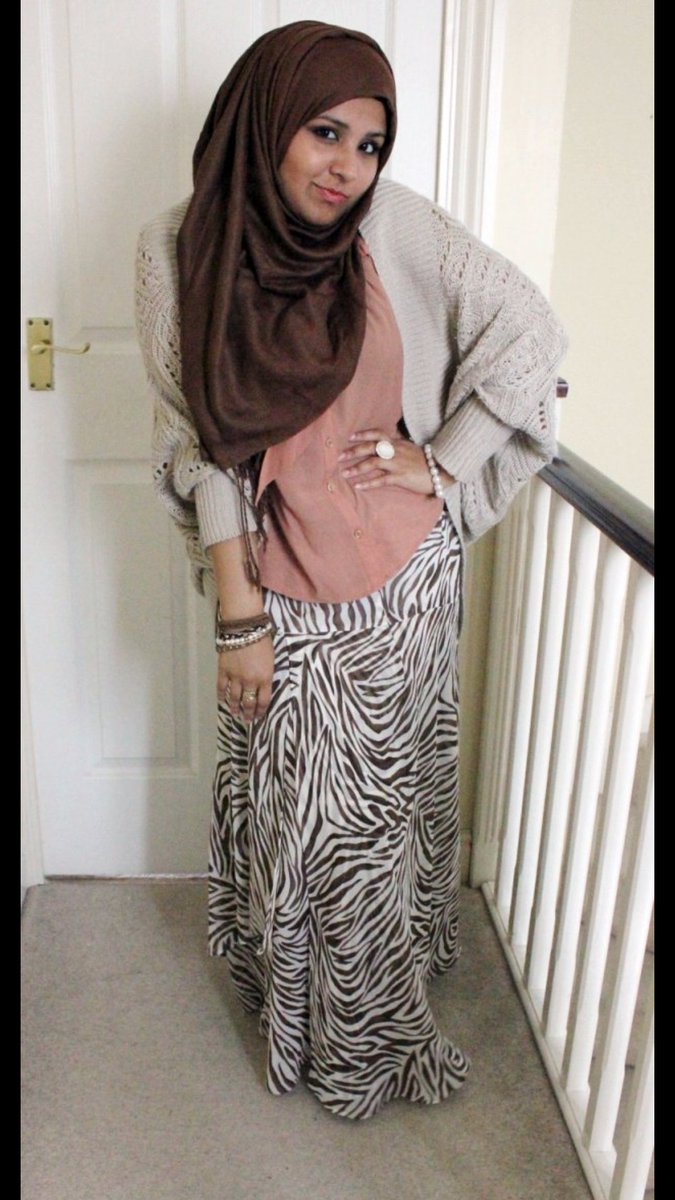 NillyDahlia's tweet photo. @LydiaEmillen @HannahLVJones Mine are literally embarrassing!!! I had just started wearing the hijab and was still trying to find a style! Majority my photos were taken on a self-timer on my driveway or in front of my bedroom door 😂
#MyStyleEvolution https://t.co/wpHfTuSa23