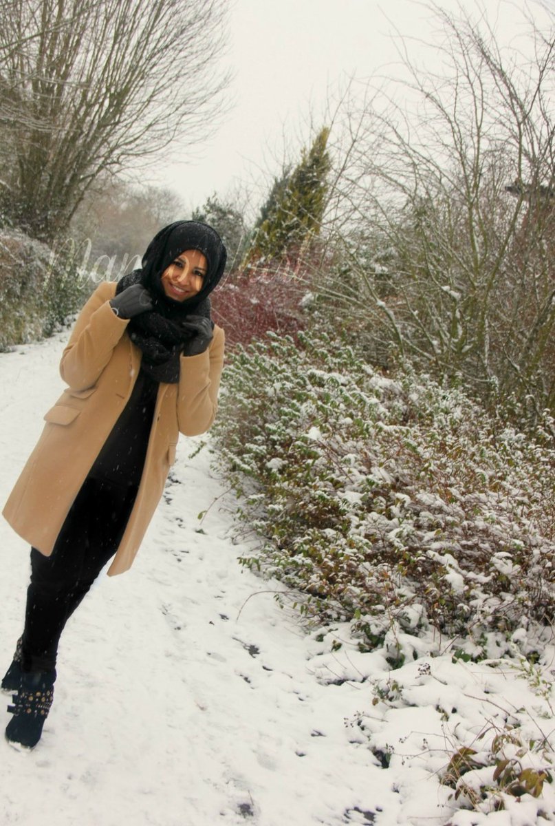 NillyDahlia's tweet photo. @LydiaEmillen @HannahLVJones Mine are literally embarrassing!!! I had just started wearing the hijab and was still trying to find a style! Majority my photos were taken on a self-timer on my driveway or in front of my bedroom door 😂
#MyStyleEvolution https://t.co/wpHfTuSa23
