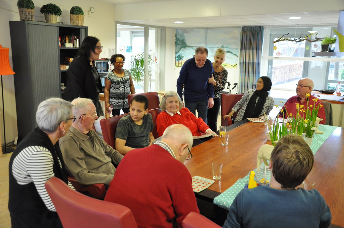 Ingezonden: #Pannenkoekdag Leerlingen uit groep 8 van De Zeppelin zijn vrijdag op bezoek geweest bij bewoners van De Elf Ranken. De kinderen hebben pannenkoeken gebakken en gegeten met de bewoners. Kinderen en ouderen hebben genoten vd gezellige dag.