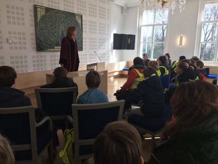 connyvs's tweet photo. Mijn laatste trouwceremonie in de trouwzaal van gemeentehuis Bloemendaal in het kader van Raadslid in de klas #ridk voor het prachtige tegeltableau van Max Laeuger uit Villa Kareol (1908) #toga #blmdl #Vondelschool https://t.co/44lhasrNB8