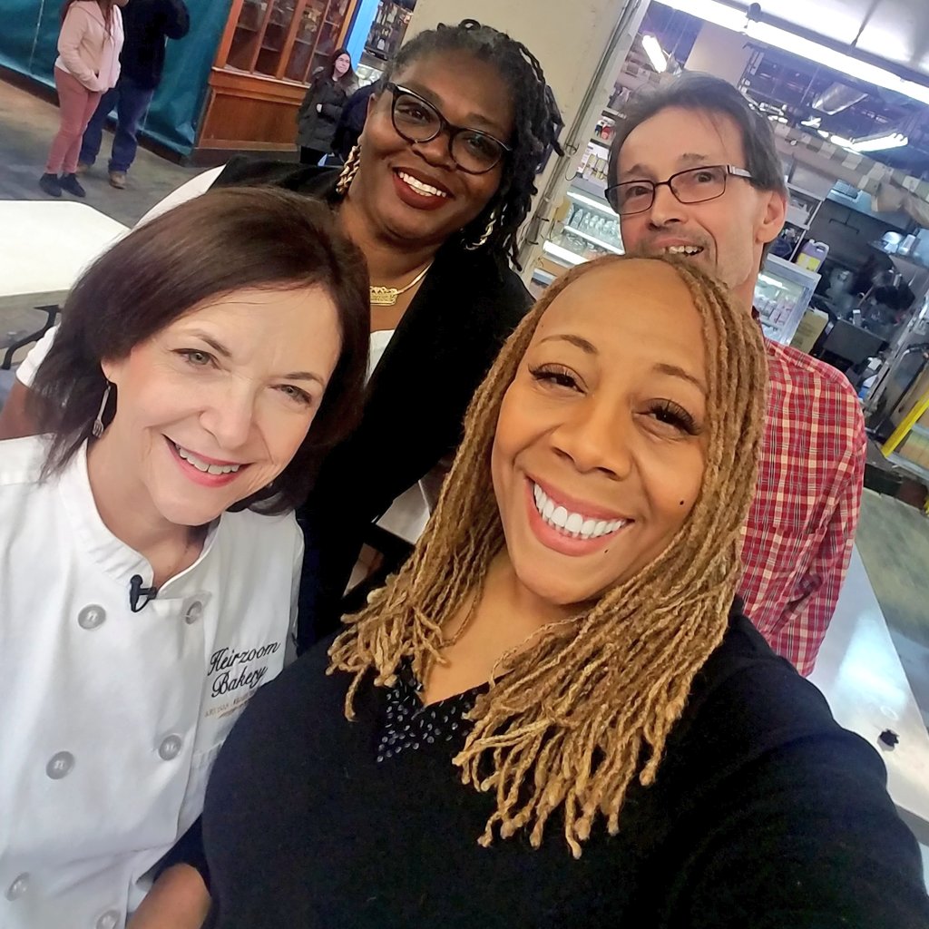 MsPattyJackson's tweet photo. Another fun day @RdgTerminalMkt @HeirzoomBakery #Fennomes They are Delicious! #MyNewPhilly @MyNewPhilly https://t.co/vo3UPtX6kD