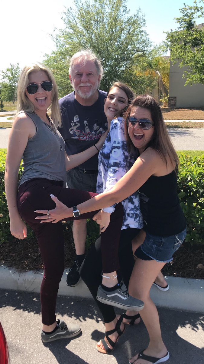 amber_oberle's tweet photo. Family craziness https://t.co/nuFyLaroHi