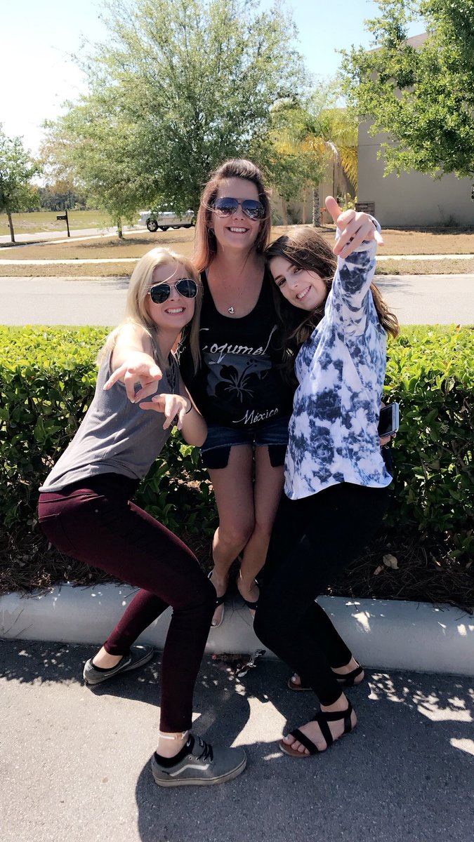amber_oberle's tweet photo. Love these girls https://t.co/ItHh1Fjnfs
