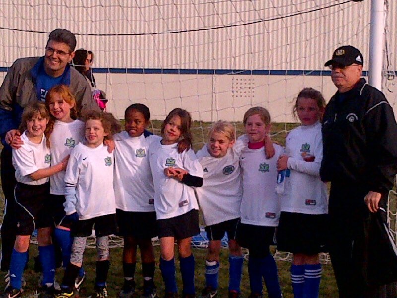 LaurieDornak's tweet image. 👀😘#almost4YO watching J1 #MightyMustashes (co-ed team coaches’ staches inspired name) #FunkyMonkeys #8YOGirlsAllStars #ReadyPositionorRoar #JOY #firstmedal #CoachBender💙💚Whether 8YO or 12YO, joy, friendships, &amp;amp; celebrations on pitch look same. 💙💚⚽️ 🥅 #lovetowatchyouplay