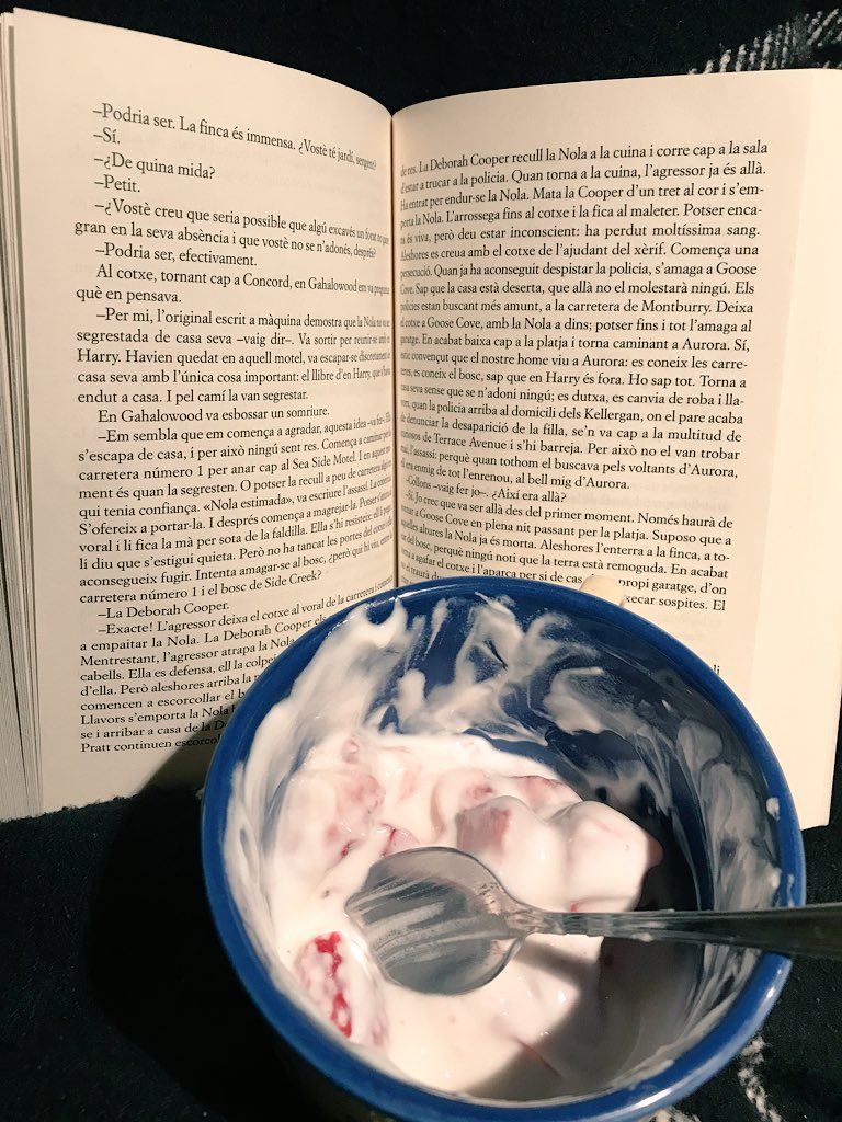 neuscostaven's tweet photo. “La veritat sobre el cas Harry Quebert” (Joël Dicker). Feia molt de temps que un llibre no m’enganxava com aquest, nit i dia. Un inici i un final forts, i personatges amb llums i ombres que no et deixen indiferent.
#LlegitEl2018 #ReadIn2018 https://t.co/8jlPjmelGl