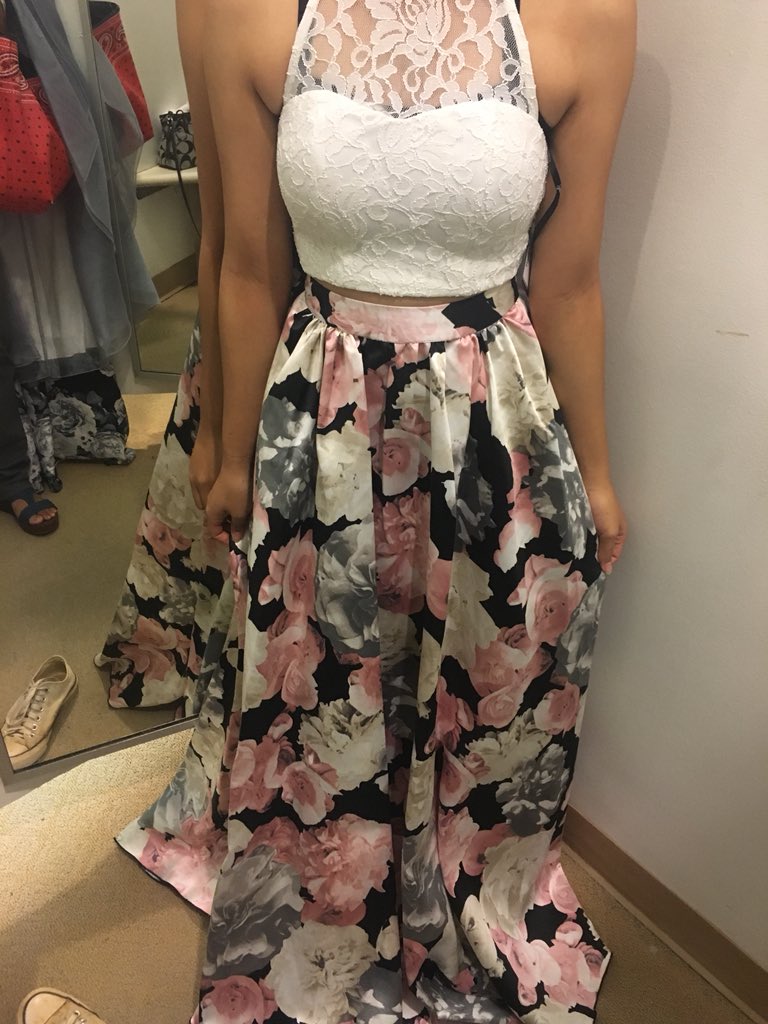 AlohaJelyn's tweet photo. I guess 🤷♀️ #mhdress18 https://t.co/qbfcdzkDml