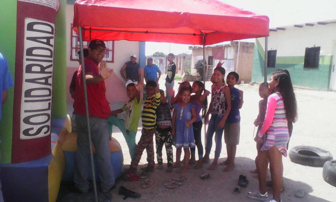 Roraima15's tweet photo. @CaraboboGB, hoy #18Mar en la Comunidad Indígena Nuchon Maleiwa en #ValenciaTeQuiero, las niñas y niños indígenas celebraron su día #SomosVenezuela https://t.co/jTkQlN3Cgi