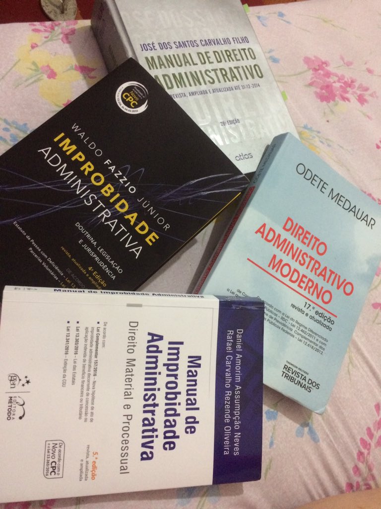 brunicfort's tweet photo. Os vilões ou mocinhos? 🤔📚⚖️🎓 #Nuncamaiseuvoudormir #Monografia #Queroformar #Administrativo https://t.co/jeTrK9aHjD
