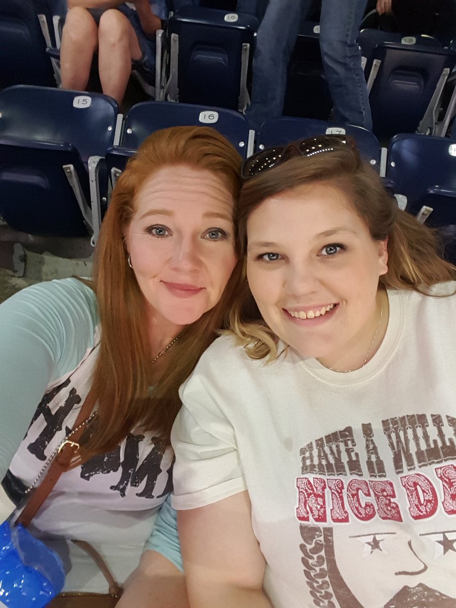 CandelarioJamie's tweet photo. #RODEOHOUSTON https://t.co/aHtHBbsuOY