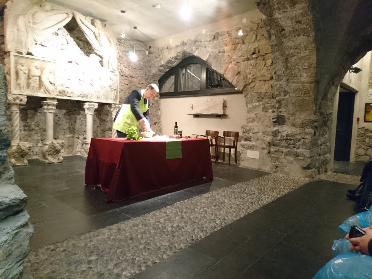 GuiGenovagando's tweet photo. Lezioni di #pestogenovese per questi crocieristi di #MSCCruise in visita a #Genova. Bravo Raoul Bollani del @museodiocge
#genovamorethanthis #discovergenoa #LaMiaLiguria https://t.co/CDAiw2ti4F