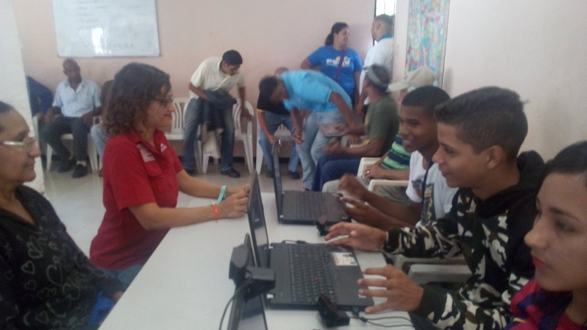 salainass's tweet photo. #EnFotos | Jornada de carnetización del @PartidoPSUV desde la parroquia #ElValle @magallyvina @DPresidencia @NicolasMaduro @ConCiliaFlores #VenezuelaVaPaLante https://t.co/56bKieN8PN