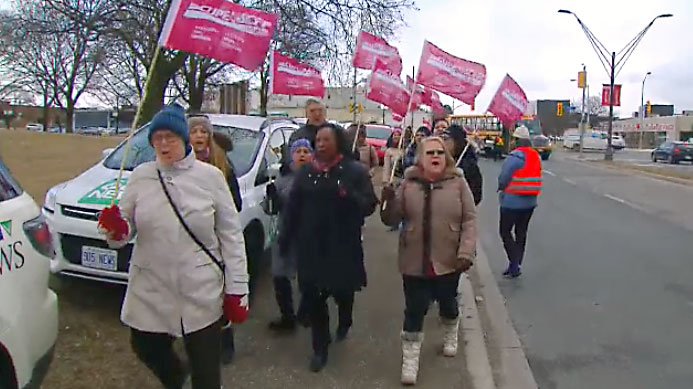 CP24's tweet image. York University administrators say they are ready to return to bargaining table to end strike cp24.com/news/york-u-ad…