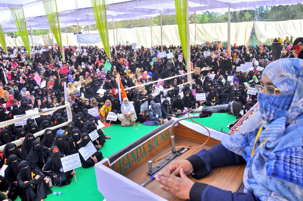 TabrezKhanSab92's tweet photo. #Reject_The_TripleTalaqBill
Hum Sadar Jamuhriya ke khitab ki mazammat karte hai""
Huge and Massive Muslims Women's gathering Protest Against #TripleTalaqBill in Lucknow. @asadowaisi @AIMPLB_Official

@HussainiJaweria @farhaa_hasan @sumaiya_khann @shaista852 https://t.co/dRZDgRVY8h