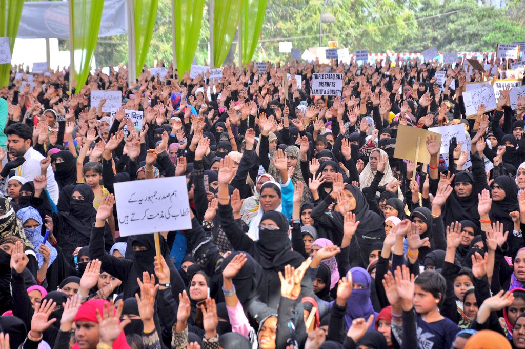TabrezKhanSab92's tweet photo. #Reject_The_TripleTalaqBill
Hum Sadar Jamuhriya ke khitab ki mazammat karte hai""
Huge and Massive Muslims Women's gathering Protest Against #TripleTalaqBill in Lucknow. @asadowaisi @AIMPLB_Official

@HussainiJaweria @farhaa_hasan @sumaiya_khann @shaista852 https://t.co/dRZDgRVY8h