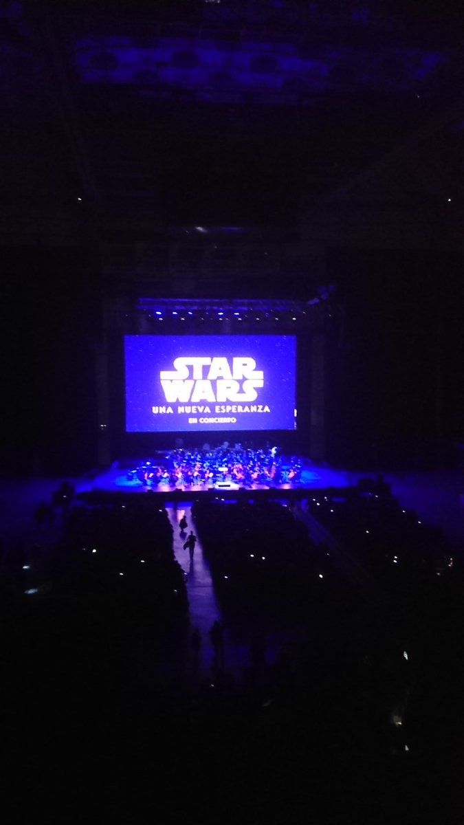 marines_books's tweet photo. Je n'étais pas à Livre Paris car ça tombait mal et que ça revenait trop cher mais j'ai quand même passé un super week-end à Barcelone : pop-up de Stranger Things avec mon chéri et Star Wars en direct avec un orchestre philharmonique 😍 #strangerthingsbarcelona #StarWars https://t.co/KO4TNiD1cN