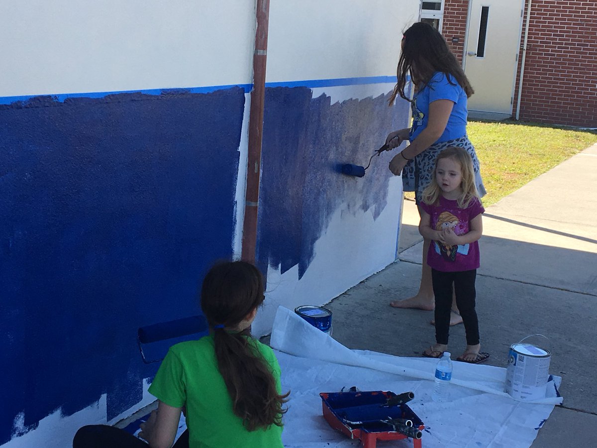 Ana16Diaz's tweet photo. Thank you LOVE Brevard...more than 200 volunteers pressure washing, mulching, painting and building at our school. Truly the best of humanity!  Thanks for the love!!! https://t.co/2bxvd3ErAu