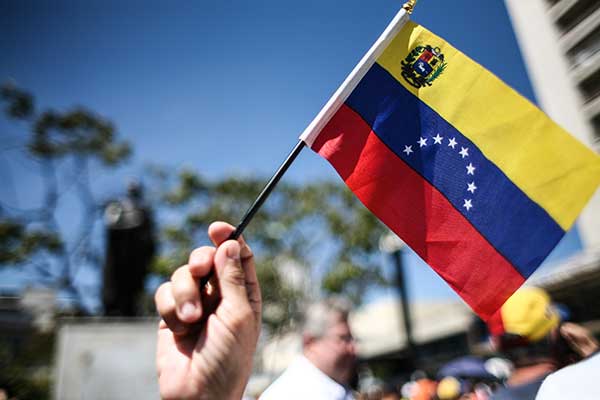 12 claves para el venezolano que no tiene pensado emigrar:
Aprovecha los espacios que dejan los que se van y escala posiciones. Si eres profesional, capta la clientela de los que se fueron y aprovecha que hay menos competencia para destacar
 goo.gl/VC7ytc