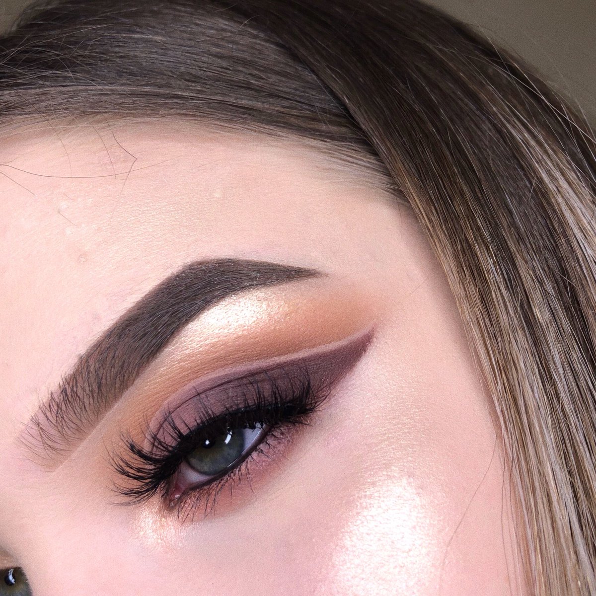 xmrv10's tweet image. I‘m in love with the Soft Glam Palette by @ABHcosmetics 🔥
Brows @ABHcosmetics Dipbrow in Taupe #abhbrows 
Highlight @amrezy @ABHcosmetics