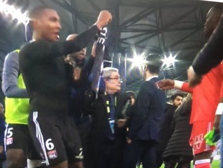 ActuFoot_'s tweet photo. Quand Marcelo brandit son maillot en direction des supporters marseillais à l’issue du match.
(📸 Canal+) https://t.co/qyOCUkGcfN