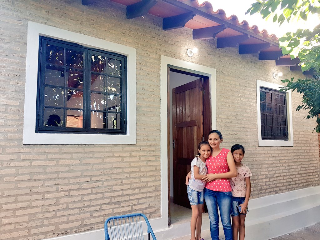 solenu's tweet photo. En América Latina 1 de cada 4 personas que viven en el área urbana habitan en asentamientos precarios. En Paraguay, las políticas de vivienda actúan sobre esa realidad para transformarla. Hoy entregamos viviendas en el asentamiento Nueva Esperanza de Capiatá! Mirá el cambio! 👇 https://t.co/wM3X4Q6g83