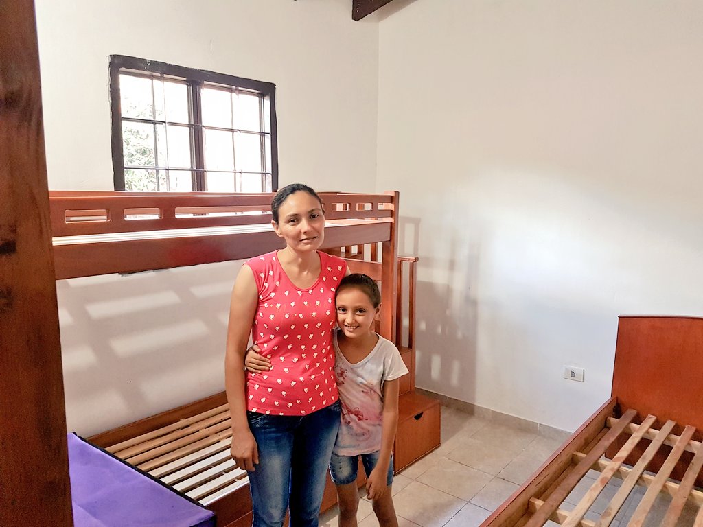 solenu's tweet photo. En América Latina 1 de cada 4 personas que viven en el área urbana habitan en asentamientos precarios. En Paraguay, las políticas de vivienda actúan sobre esa realidad para transformarla. Hoy entregamos viviendas en el asentamiento Nueva Esperanza de Capiatá! Mirá el cambio! 👇 https://t.co/wM3X4Q6g83