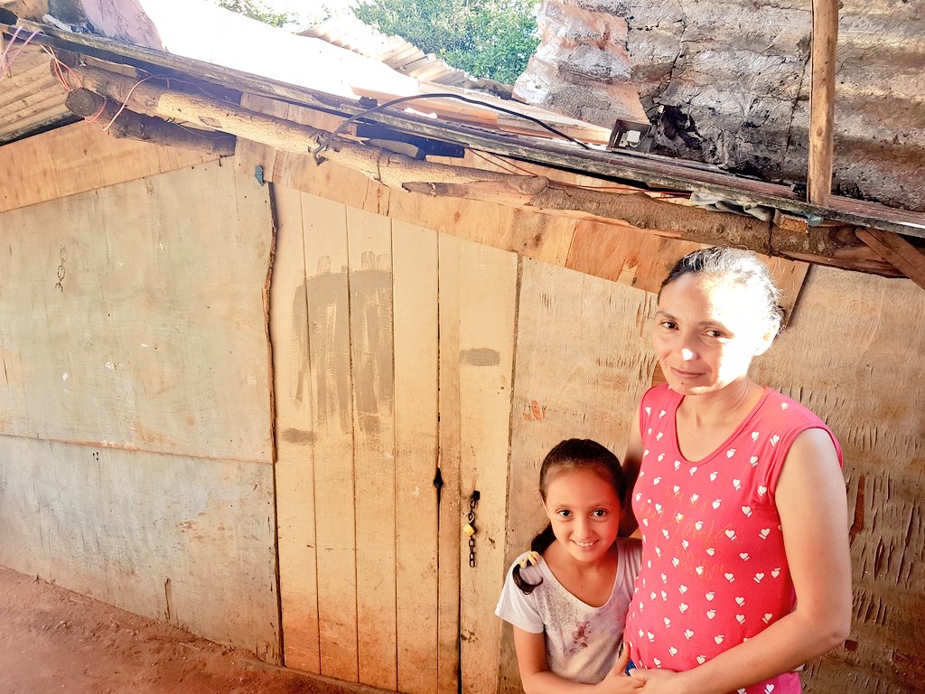 solenu's tweet photo. En América Latina 1 de cada 4 personas que viven en el área urbana habitan en asentamientos precarios. En Paraguay, las políticas de vivienda actúan sobre esa realidad para transformarla. Hoy entregamos viviendas en el asentamiento Nueva Esperanza de Capiatá! Mirá el cambio! 👇 https://t.co/wM3X4Q6g83