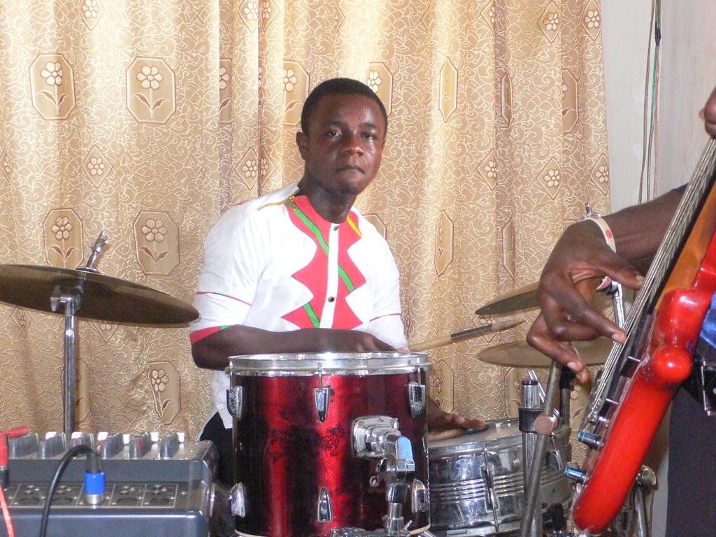 iam_melchi_'s tweet photo. Herrh man make serious for de drums side haha
#drummerforchrist #welivetoplay
#phckumasi https://t.co/xtZEA1t4IG